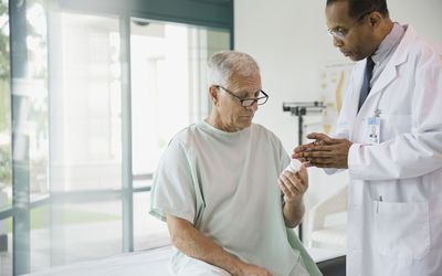 医生谈论与资深患者的处方