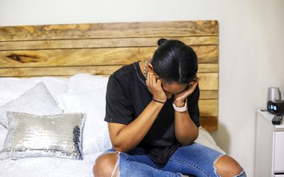 他们牵手的人。