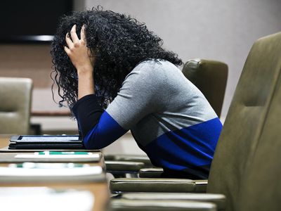 女人头朝下看着平板