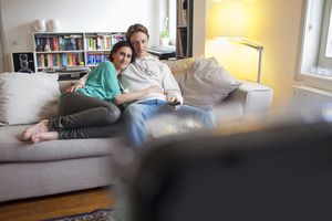 夫妻俩在沙发上看电视