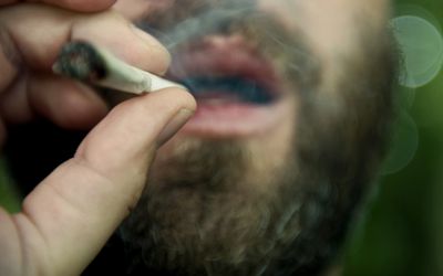 吸食大麻的男子