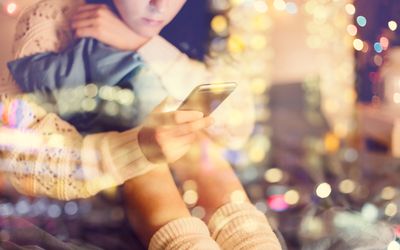 女孩在床上用手机