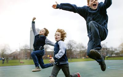 在公园玩耍的孩子们