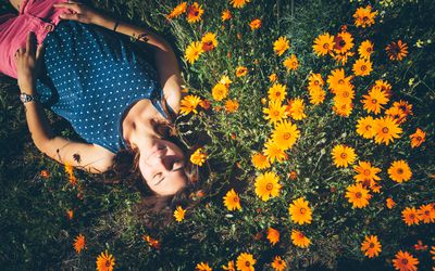 在花补丁的妇女