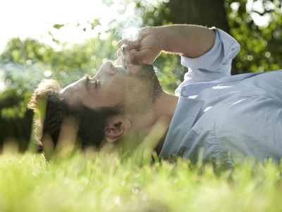 抽烟的年轻人外面