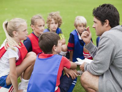 孩子们被体育教师包围