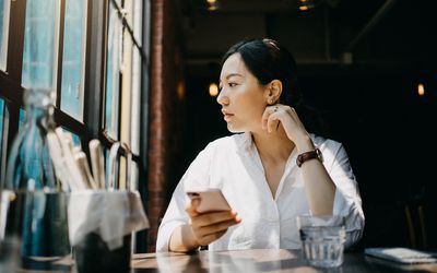 坐在咖啡馆里望着窗外的女人