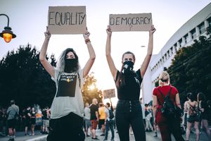 拿着标语牌的少妇抗议者