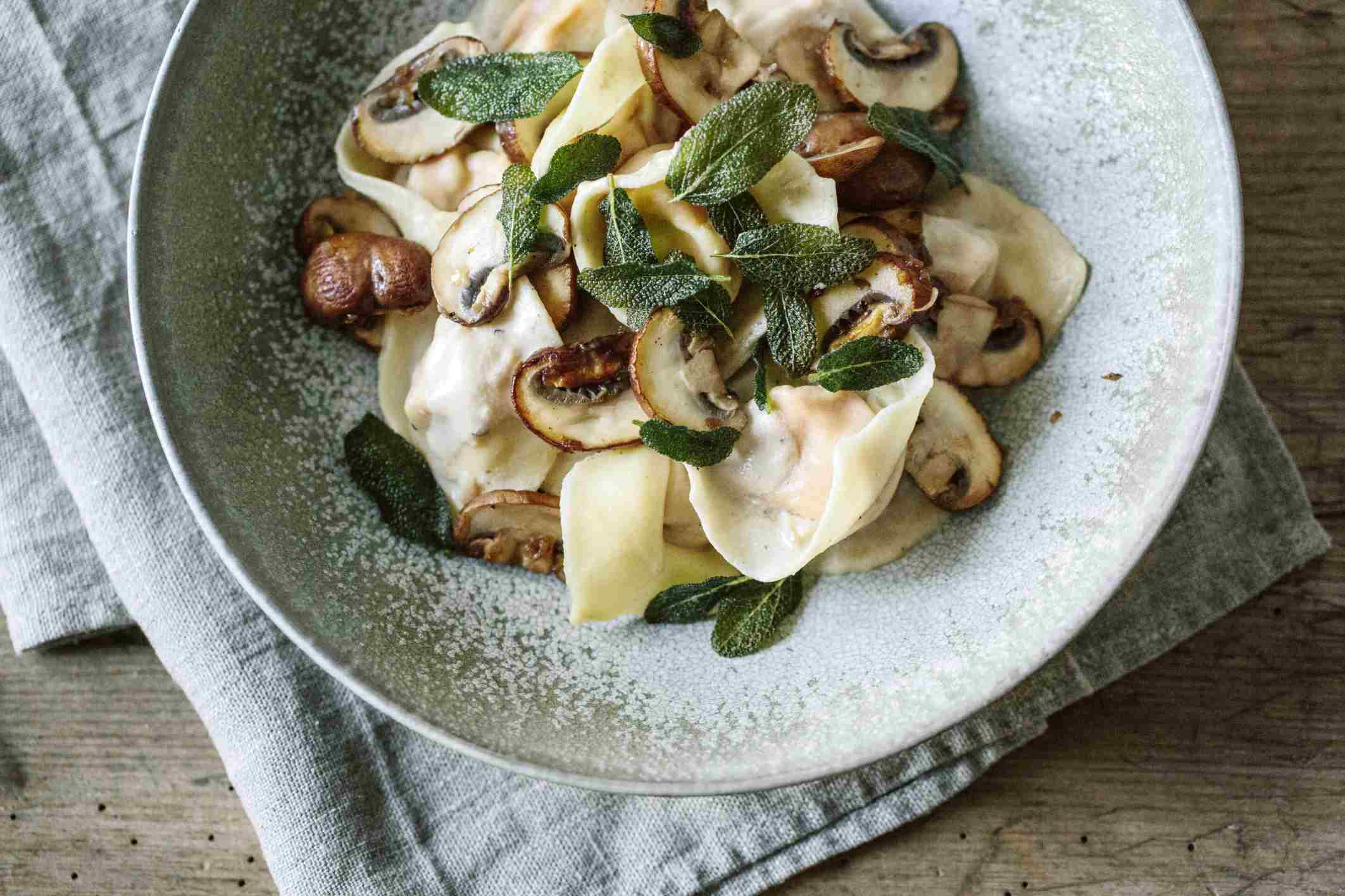 鼠尾草、南瓜玉米饼配蘑菇