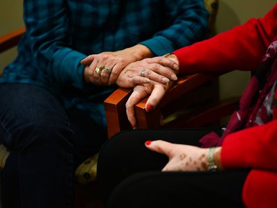 两位老人手牵着手