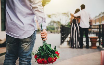 男人为恋人准备鲜花。但他的情人与其他人在一起。爱概念