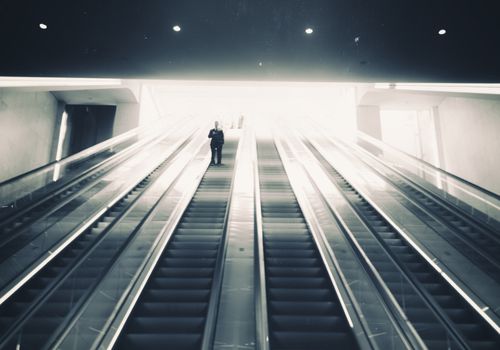 向上及；下自动扶梯