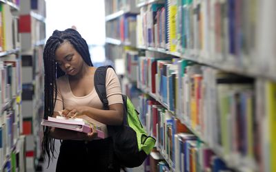 黑人学生在图书馆看书