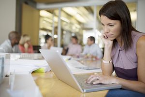 商务女性在商务会议上使用笔记本电脑