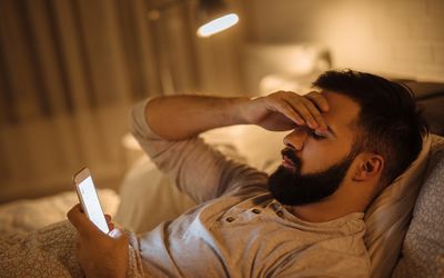 担心年轻人在巧妙的电话读坏消息