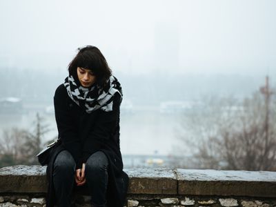 独自坐在外面的女人