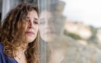 悲伤的女人望着窗外