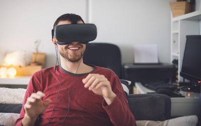 使用虚拟现实耳机的人，坐长沙发