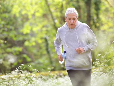 跑步的老人户外