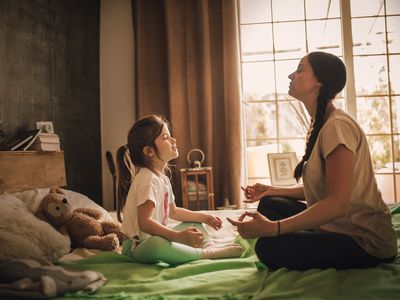 母女俩在孩子的卧室里冥想