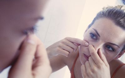 挤压疙瘩的女人