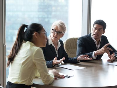 一群人在会议上