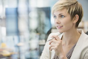 体贴的妇女在工作中