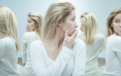 镜子里的女人出现吓坏了