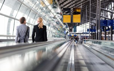 移动人行道的男人和妇女在机场