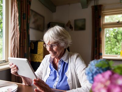 拿着iPad的老妇人