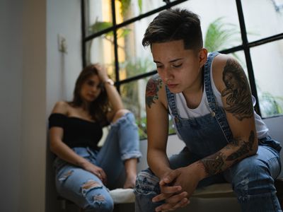 一对LGBTQ夫妇在争吵后紧张