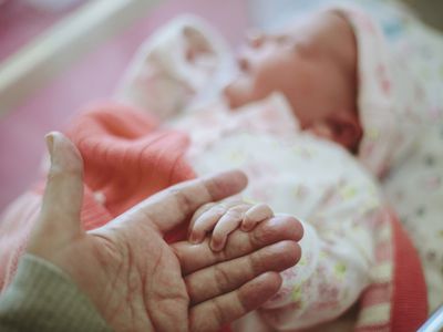 新生儿牵着母亲的手