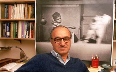 心理学家阿尔伯特班牙坐在菲利