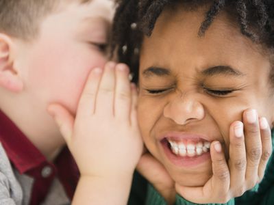 男孩们窃窃私语的特写
