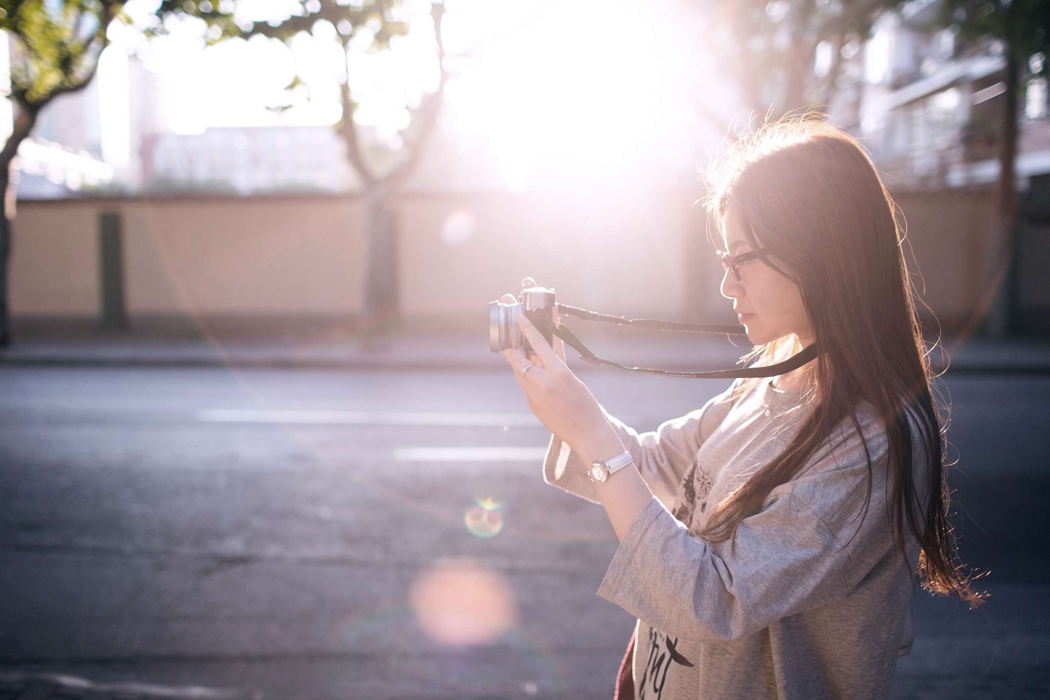 拍与照相机的妇女照片