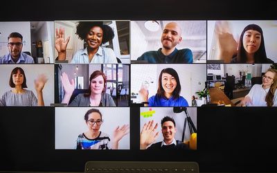 群多种族和multigender个人在电话放大