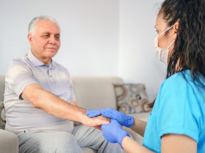 妇女握着病人的手，寻求医疗保健的信任和支持