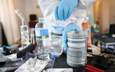 在奥克兰甲基丙胺实验室内