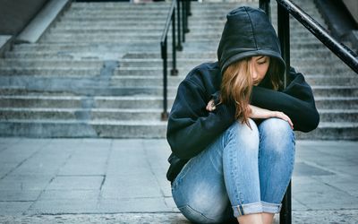 独自坐在台阶上的少年