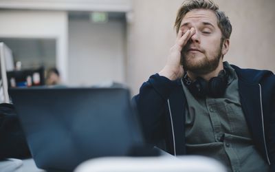 疲惫的人揉着他的眼睛