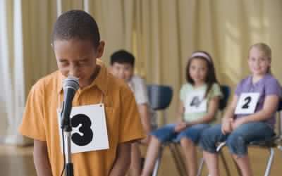 男孩正在奋力记