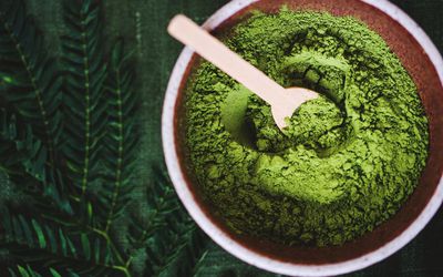 碗霓虹绿色粉末