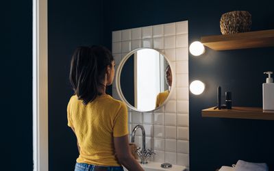 看在卫生间镜子的少妇