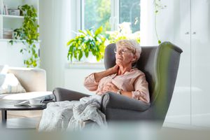 患有颈部疼痛的年长妇女