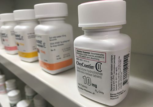 在架子上的oxycontin瓶