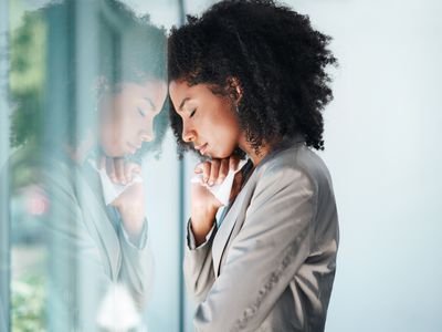 女人把头靠在窗户上