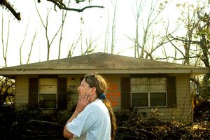 调查她的财产的妇女，被飓风毁灭了。