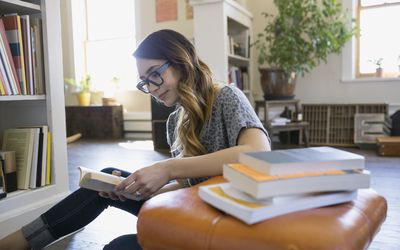 女人在客厅的地板上看书
