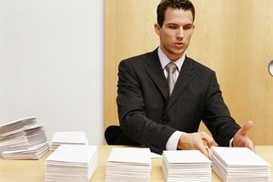 年轻的商人正在桌子上叠信封