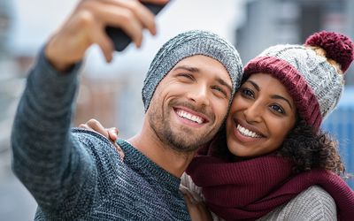 采取selfie的混合族种夫妇